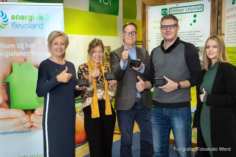 Wethouder van Wageningen ontvangt eerste energiemonitor