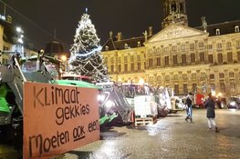 Eerste tractoren rijden Amsterdam binnen voor boerenprotest op de Dam