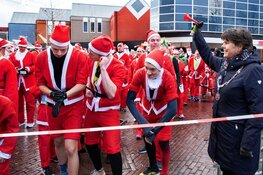 Rennende kerstmannen tijdens de Rotary Santa Run