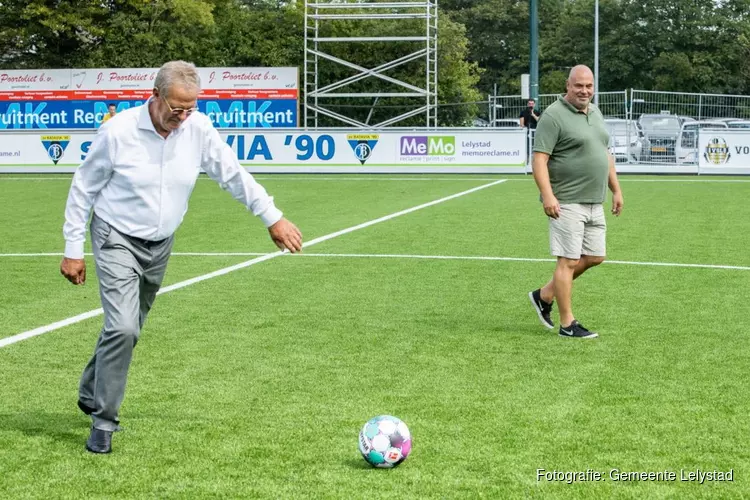 Wethouder Schoone trapt eerste bal op nieuw kunstgrasveld Batavia&#39;90