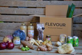 Wethouder Jack Schoone reikt Flevourbox uit