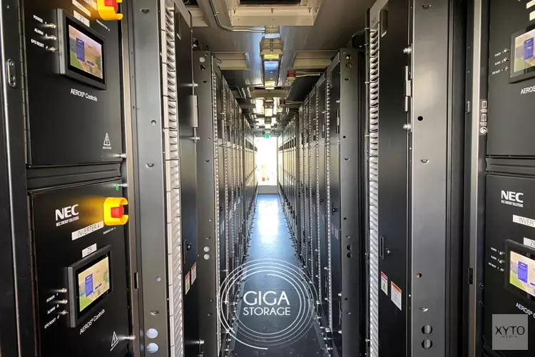 GIGA Rhino batterij op stroom gezet