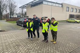 25 kinderen helpen stichting M.I.L.A. zwerfafval opruimen in Zuiderzeewijk