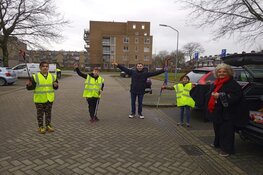 25 kinderen helpen stichting M.I.L.A. zwerfafval opruimen in Zuiderzeewijk