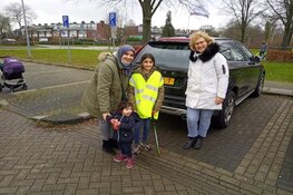25 kinderen helpen stichting M.I.L.A. zwerfafval opruimen in Zuiderzeewijk