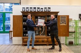 Lionsclub Lelystad schenkt koffierugzak aan Bij Bosshardt