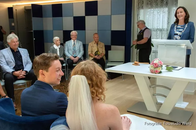 Wethouder David de Vreede getrouwd door burgemeester Mieke Baltus