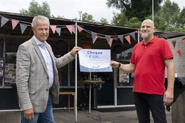 Jubilerende honk- en softbalvereniging ontvangt cheque