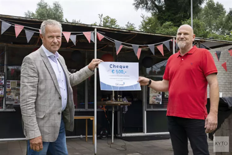Jubilerende honk- en softbalvereniging ontvangt cheque