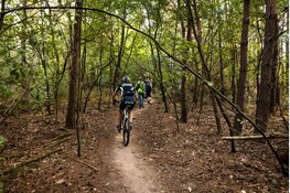 Mountainbikers en ruiters ruimen samen zwerfafval op in Overijsselse Hout