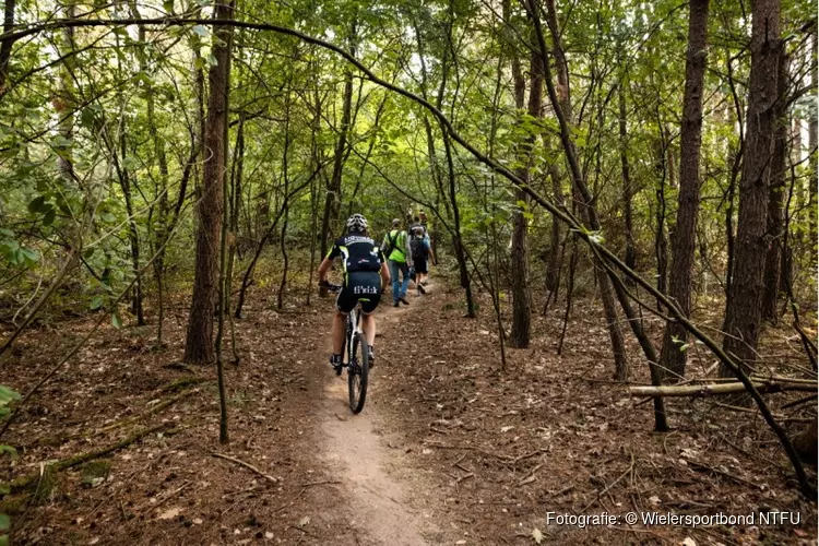 Mountainbikers en ruiters ruimen samen zwerfafval op in Overijsselse Hout