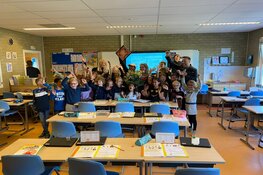 100% NL en Yuki Kempees verrassen leukste leraar op nationale Dag van de Leraar