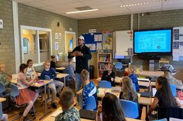 100% NL en Yuki Kempees verrassen leukste leraar op nationale Dag van de Leraar