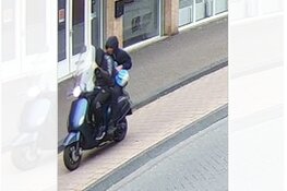 Gezocht: Vrouw van tas met maandopbrengst winkel beroofd