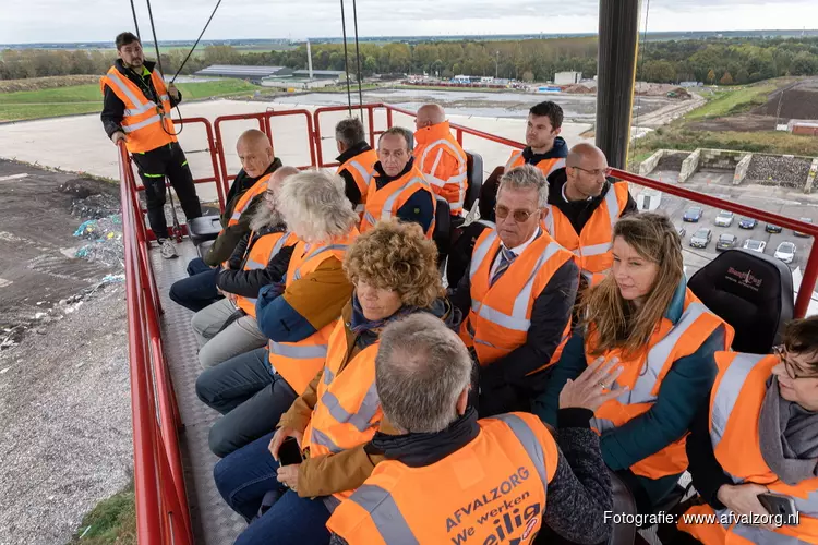 Raads- en statenleden en wethouder Jack Schoone bezoeken stortlocatie Zeeasterweg