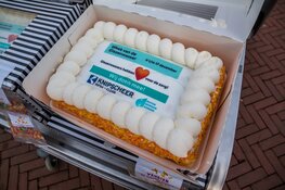 Glazenwassers Knipscheer-Infra Clean hebben hart voor de zorg en delen 21 taarten uit