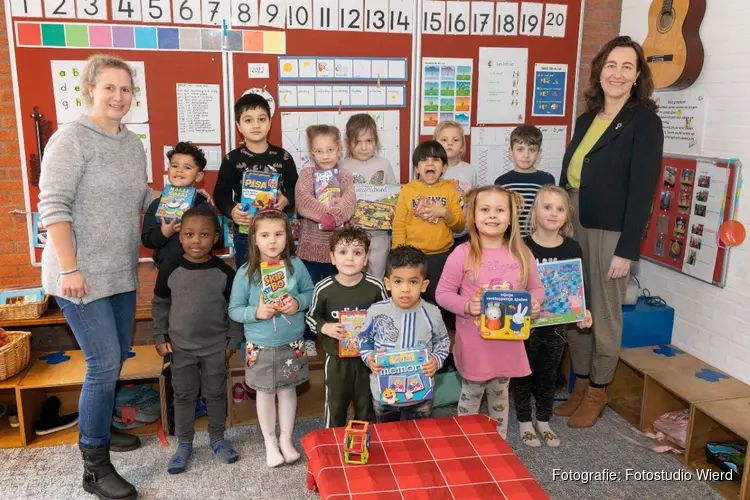Burgemeester Mieke Baltus bezoekt basisschool Laetare en GO! Kinderopvang na brand oudejaarsavond