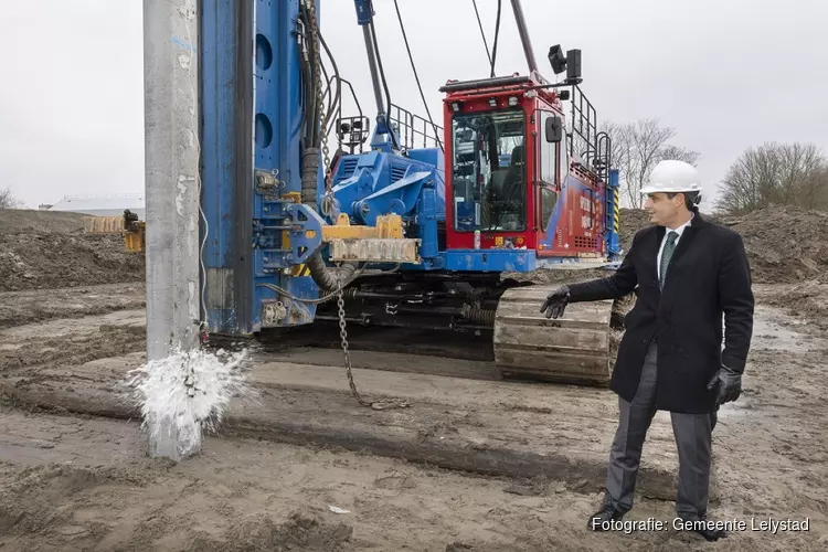 Wethouder Adam Elzakalai slaat officiële eerste paal Eurekabuurt