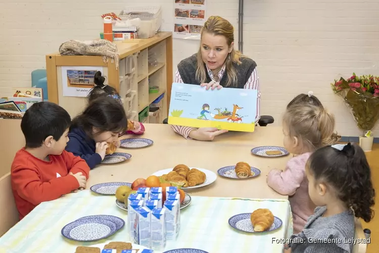 Wethouder Madelon van Noort leest voor op psz De Lepelaar