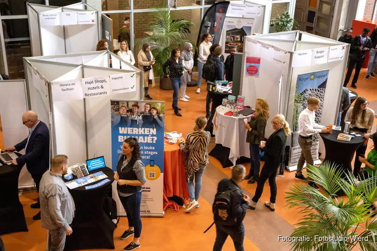 Studenten en bedrijfsleven ontmoetten elkaar tijdens Bedrijvenmarkt