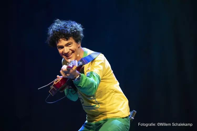 De leukste kinderliedjes van kinderpopster Dirk Scheele in Lelystad tijdens Lelystart