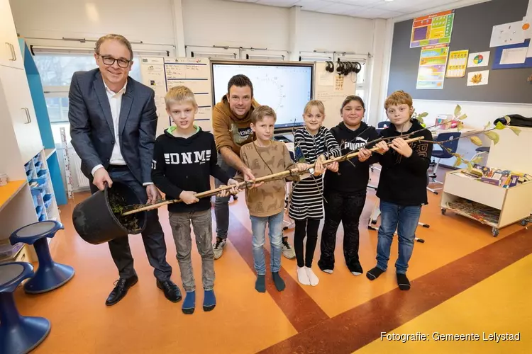Wethouder Dennis Grimbergen bezoekt obs De Triangel in het kader van de Dag van het Recht op onderwijs en ontwikkeling
