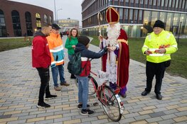 Sint controleert fietsverlichting van leerlingen Porteum en RGS Levant