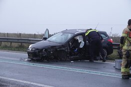 Botsing tussen automobilist en vrachtwagen op Markerwaarddijk
