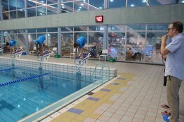 Startschot Indoor Swim to Fight Cancer gegeven door Wethouder Dennis Grimbergen