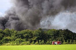Twee loodsen verwoest bij felle brand in Zeewolde