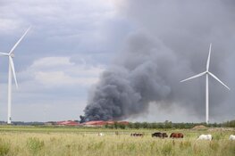 Twee loodsen verwoest bij felle brand in Zeewolde