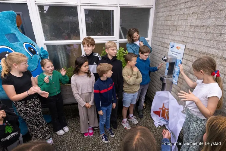 Basisschool De Helmstok neemt watertappunt in gebruik